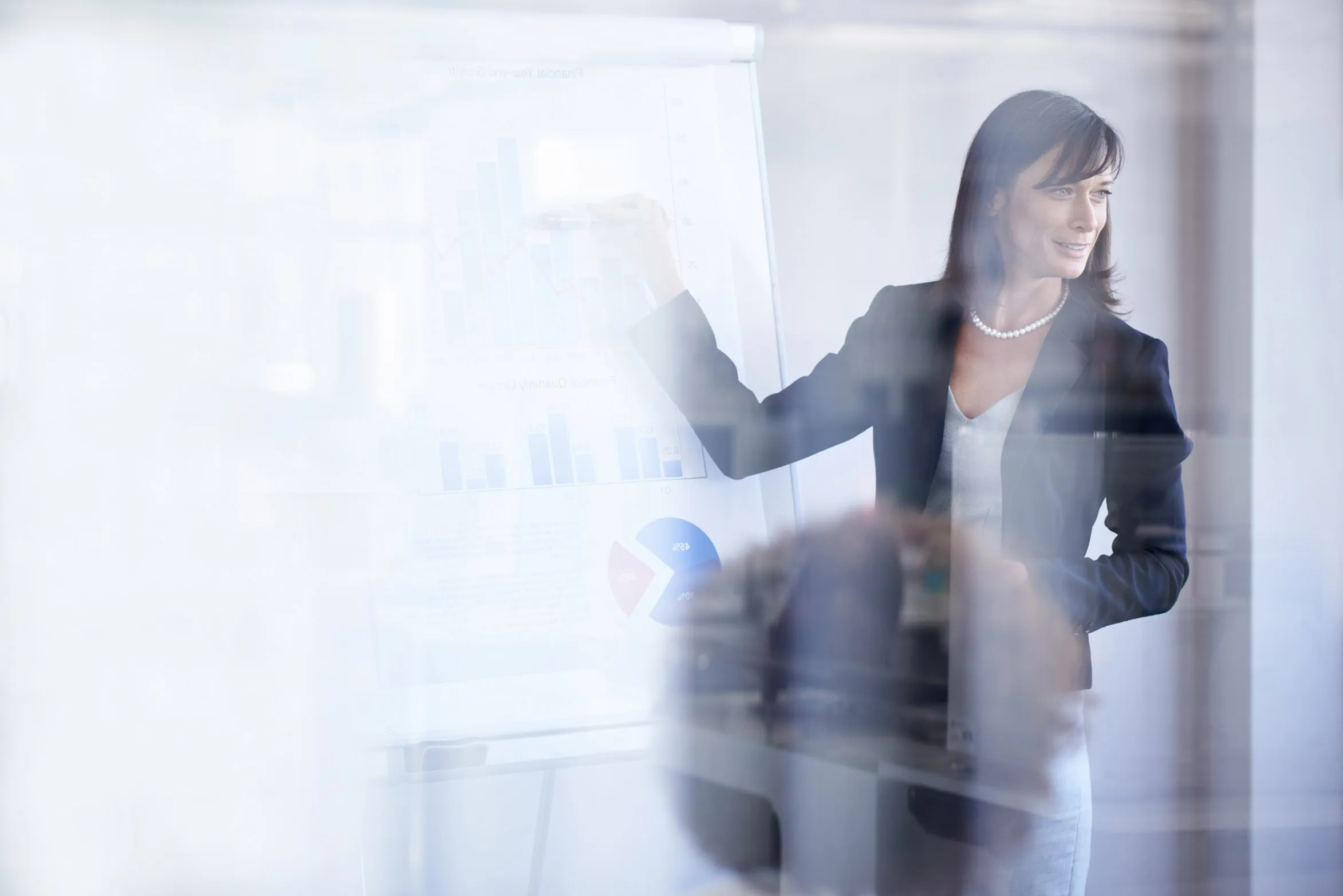 Frau arbeitet am Computer